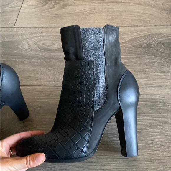 Black high heeled boots - Picture 5 of 6